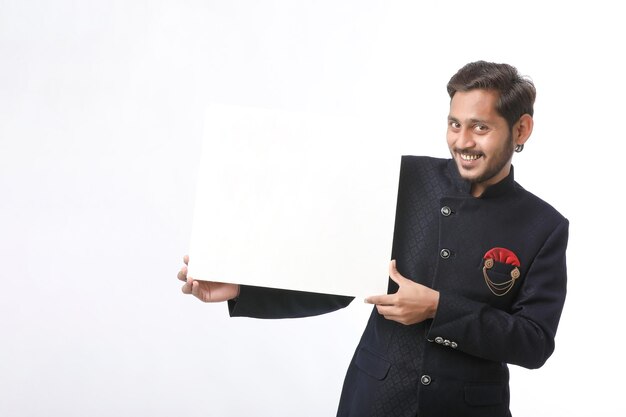 Bucătar prezentând preparatul